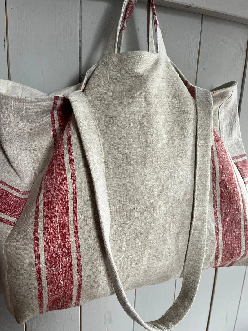 Rot gestreift: große Tasche aus sehr altem Leinensack