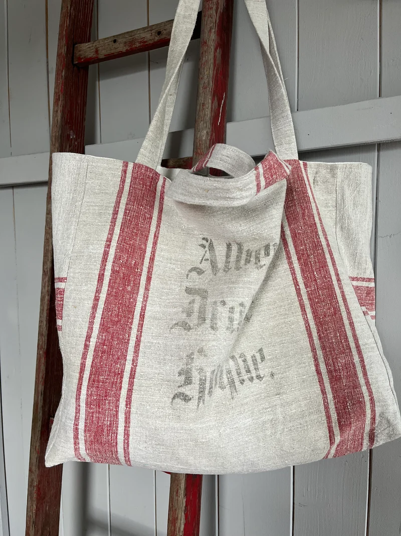 Rot gestreift: große Tasche aus sehr altem Leinensack