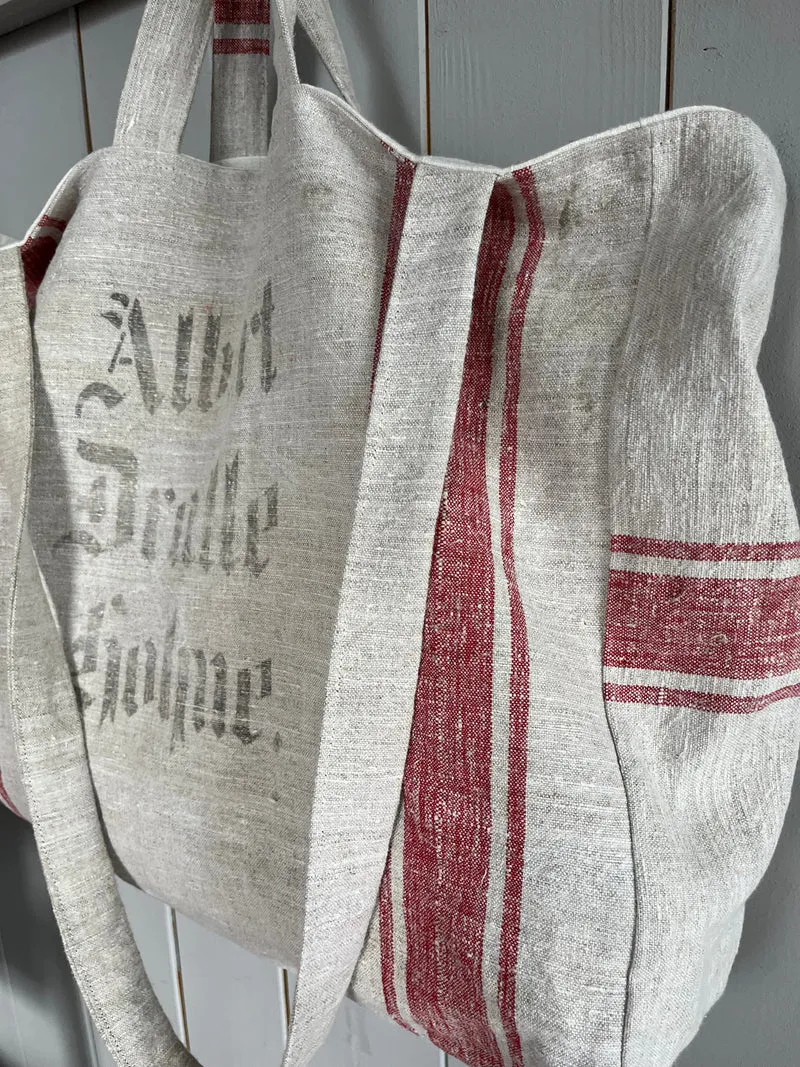 Rot gestreift: große Tasche aus sehr altem Leinensack