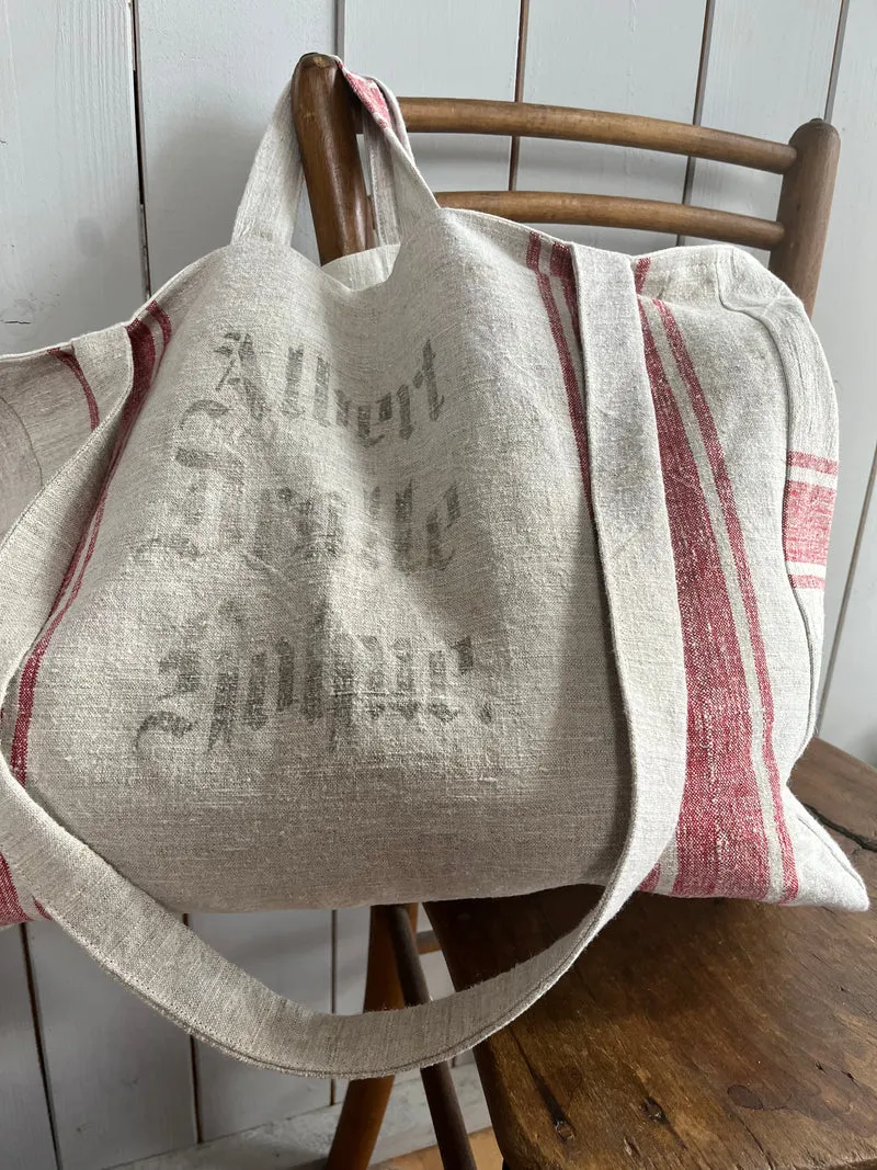 Rot gestreift: große Tasche aus sehr altem Leinensack