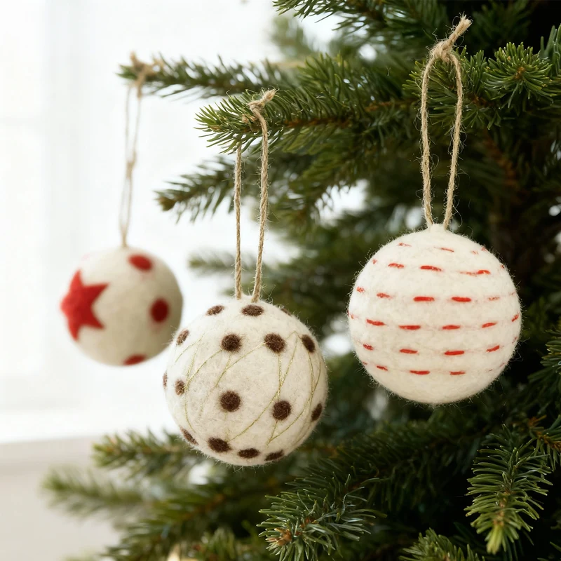 Salcar Weihnachtskugeln 6er Set – Handgefertigte Wollfilz-Kugeln 6 cm mit Juteseil, 3 Designs, Weihnachtsbaumschmuck & Festliche Deko
