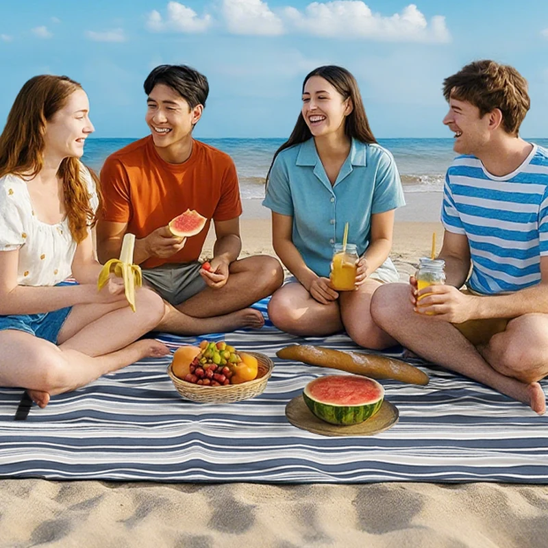 Sekey Wasserdichte Picknickdecke – Sandfeste, faltbare Strandmatte mit gepolstertem PEVA-Untergrund, tragbar für Outdoor, Camping, Strand & Wiese, Blau-Weiß-Beige Streifen