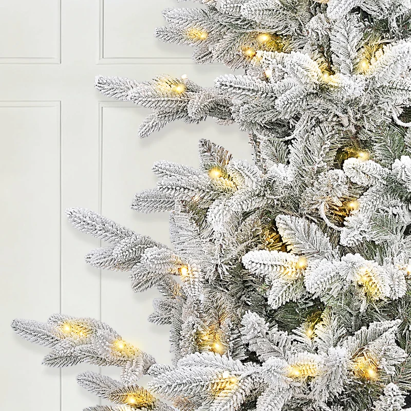 Salcar Künstlicher Weihnachtsbaum mit Schnee und LED Beleuchtung – Realistischer Tannenbaum mit Metallständer, 180 cm / 210 cm, warmweißes Licht