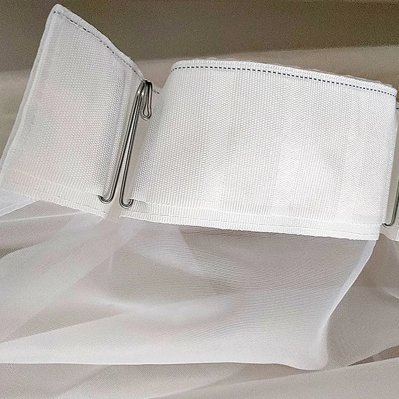 Transparente Gardine in schlichtem Design