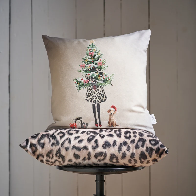 APELT Holly Kissen schicke Holly im Leoprint-Mantel bringt den geschmückten Weihnachtsbaum nach Hause!