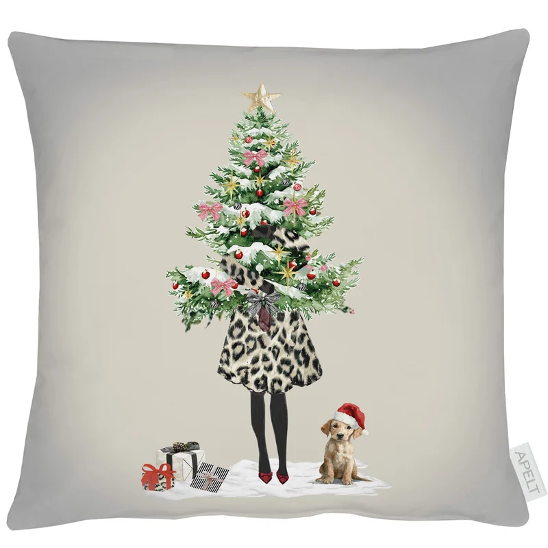 APELT Holly Kissen schicke Holly im Leoprint-Mantel bringt den geschmückten Weihnachtsbaum nach Hause!
