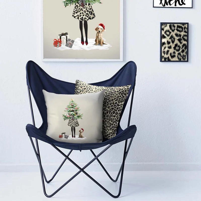 APELT Holly Kissen schicke Holly im Leoprint-Mantel bringt den geschmückten Weihnachtsbaum nach Hause!