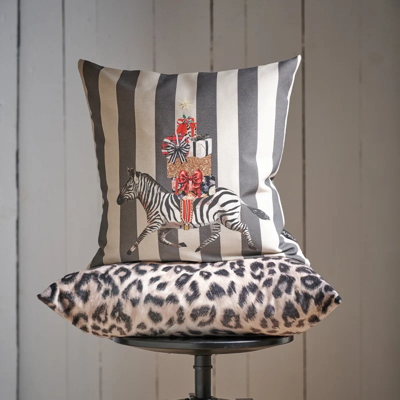 APELT Henrik Kissen Zebra mit Geschenken auf trendigen Streifen unterwegs