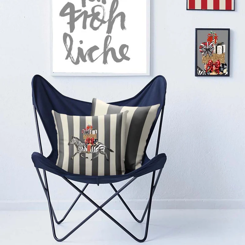 APELT Henrik Kissen Zebra mit Geschenken auf trendigen Streifen unterwegs