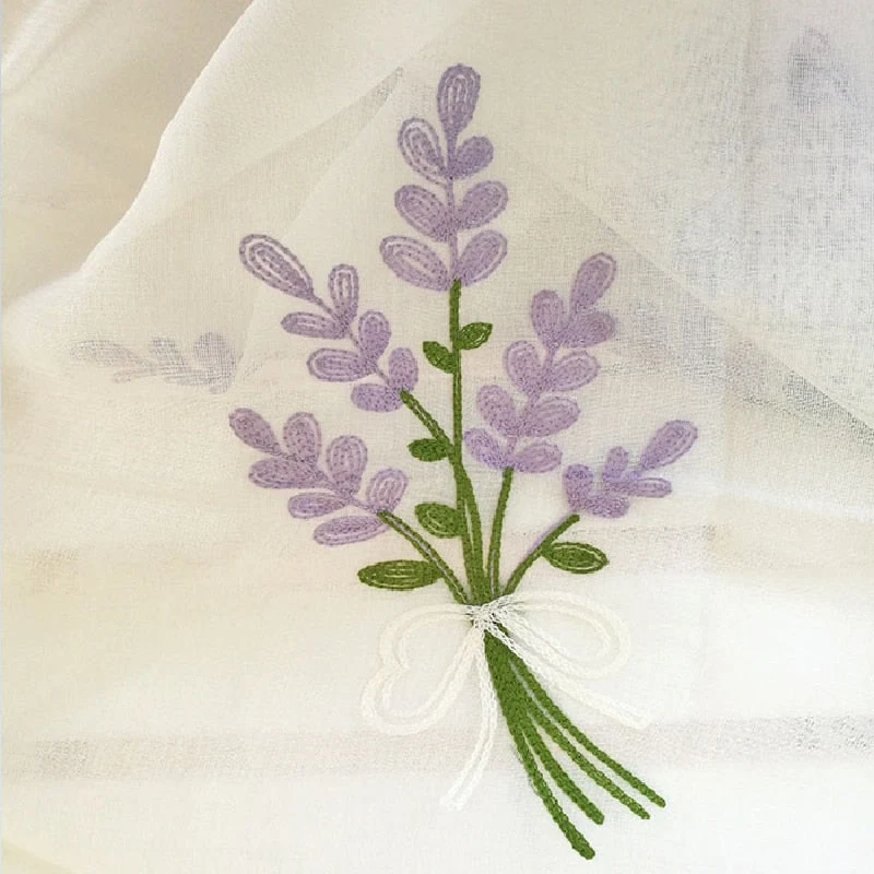 Gardine mit Lavendel-Stickerei für Küche