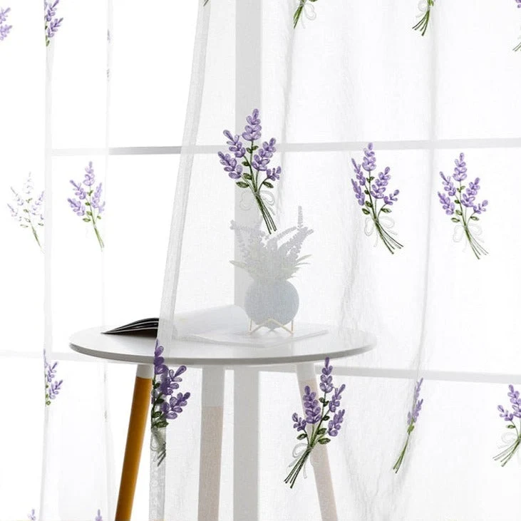 Gardine mit Lavendel-Stickerei für Küche