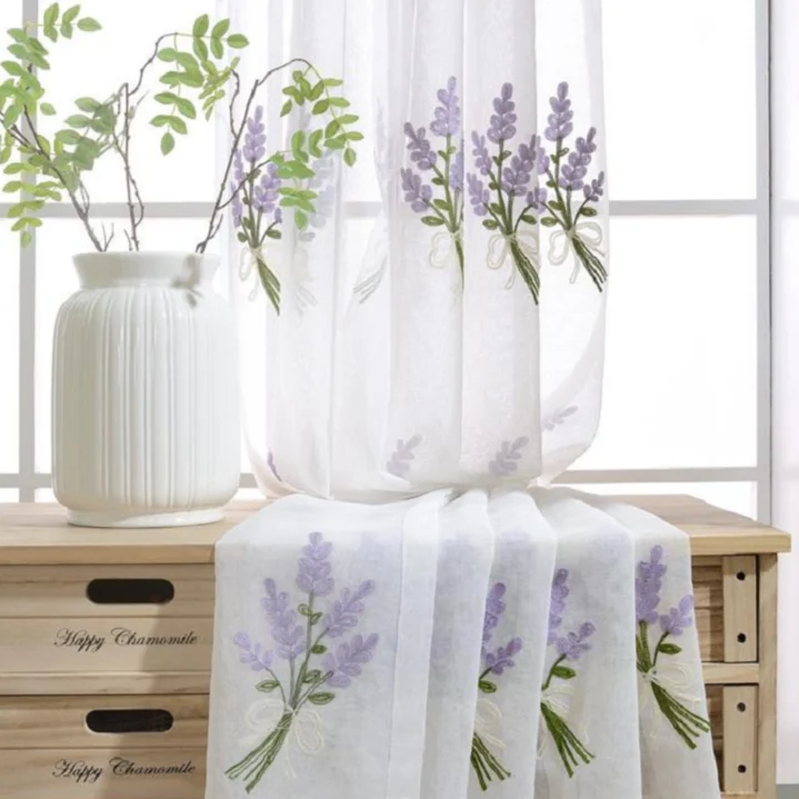 Gardine mit Lavendel-Stickerei für Küche