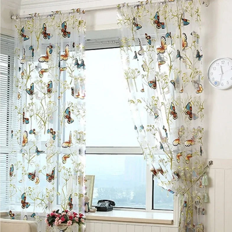 Gardine mit bunten Schmetterlingen bestickt