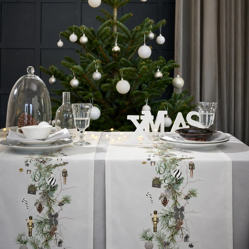 APELT 8110 Tischläufer Wintermotiv mit Lärchenzweigen, Nussknackern und weihnachtlichen Motiven
