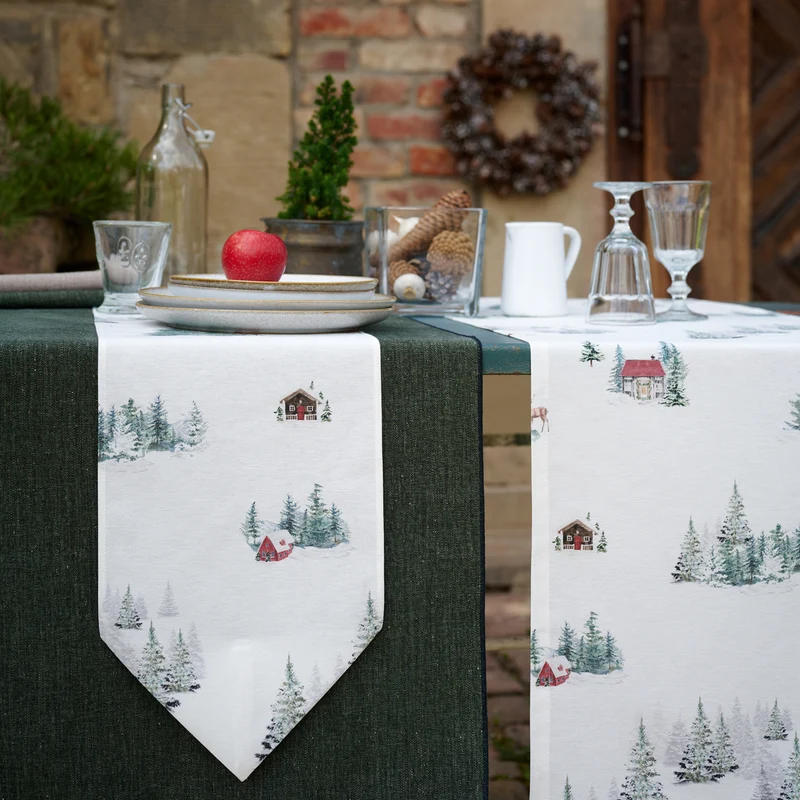 APELT 8105 Läufer Winterwelt-All-over mit verschneiten Wald- und Hüttenimpressionen