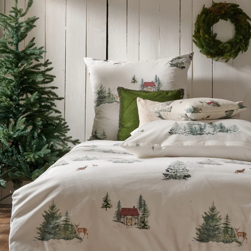 APELT 8105 Kissen Winterwelt-All-over mit verschneiten Wald- und Hüttenimpressionen