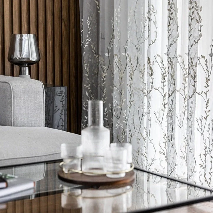 Gardine bestickt mit Zweigen Muster