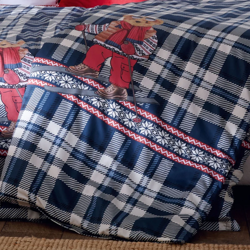 APELT Matti Bettwäsche Baumwoll-Satin Karomuster mit Bär auf Skiern