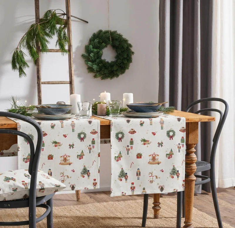 APELT 8100 Läufer Christmas-All-over mit Weihnachtsmotiven auf zarten Wäschestreifen