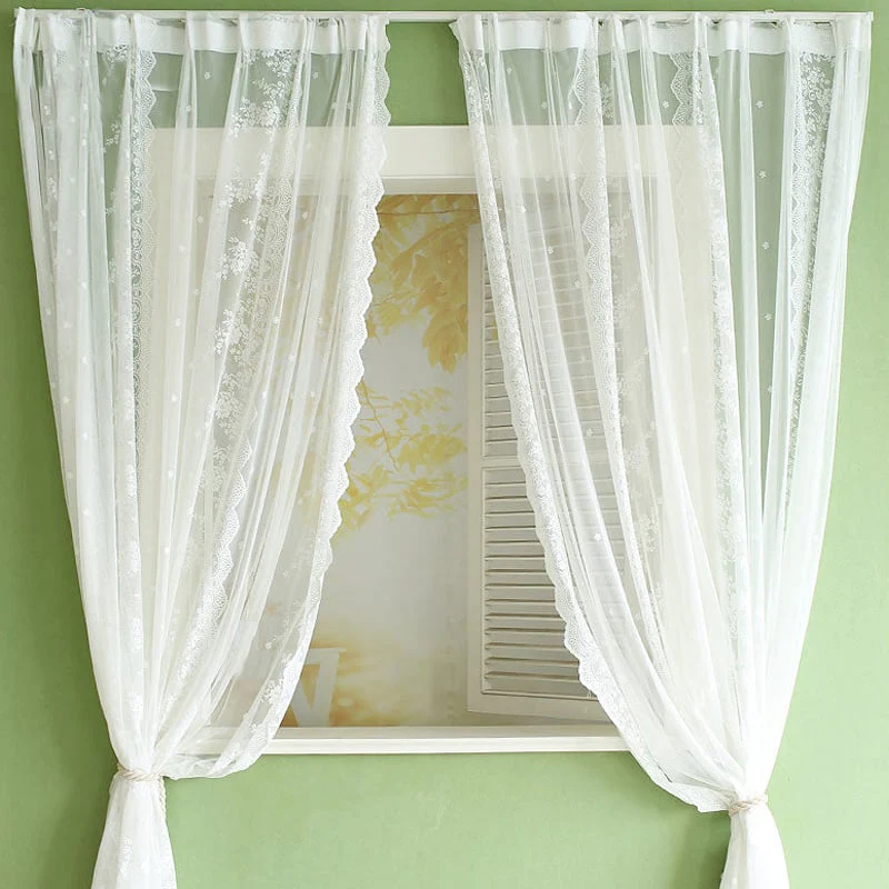 Transparenter Voile-Vorhang mit zarter Spitze