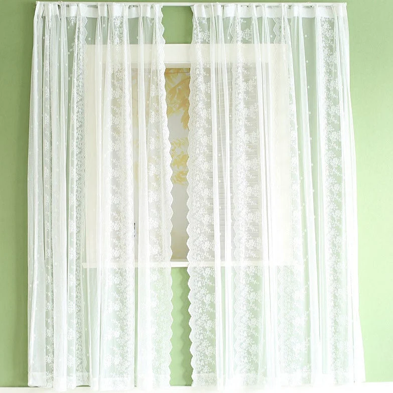 Transparenter Voile-Vorhang mit zarter Spitze