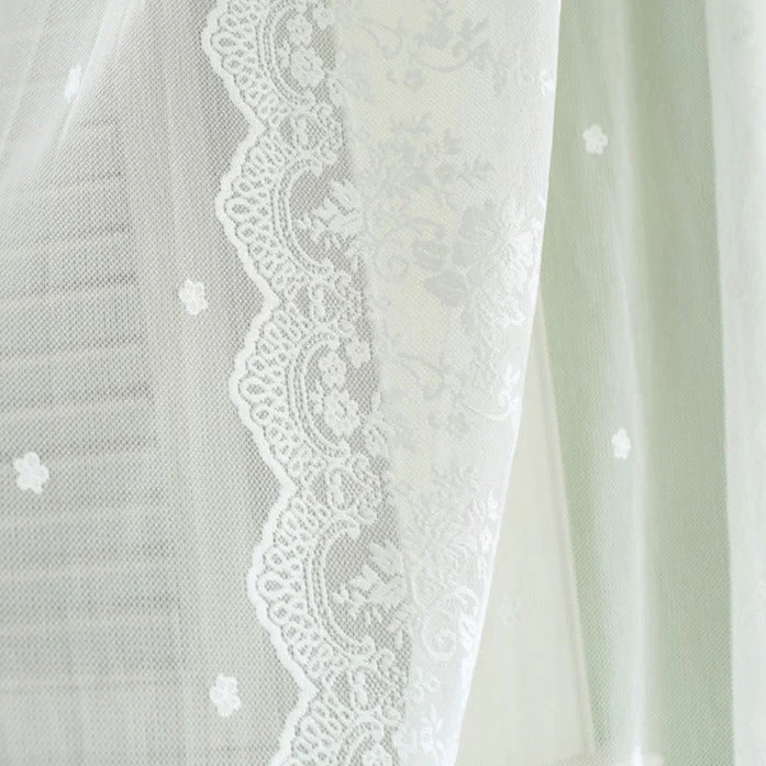Transparenter Voile-Vorhang mit zarter Spitze