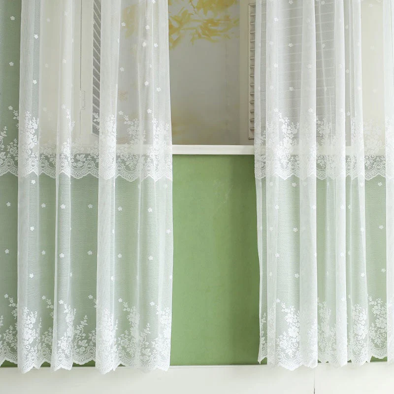 Transparenter Voile-Vorhang mit zarter Spitze