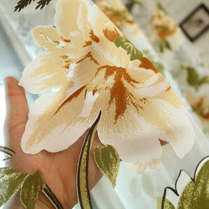 Leichter Voile-Vorhang mit großem Blumenmuster