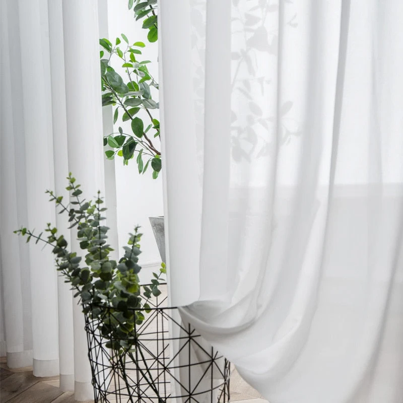 Weißer halbtransparenter Voile Vorhang