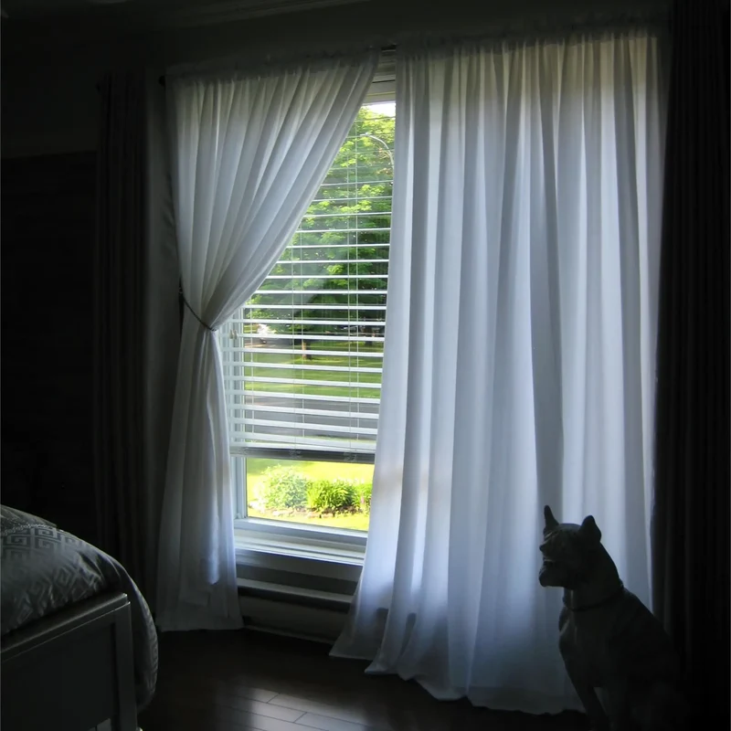 Weißer halbtransparenter Voile Vorhang