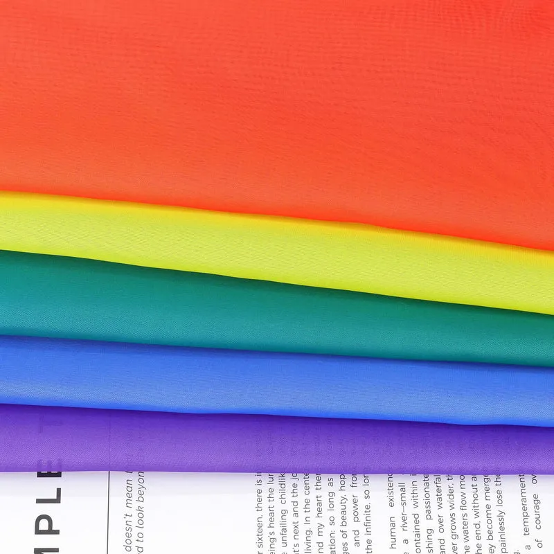 Voilevorhang in Regenbogenfarben