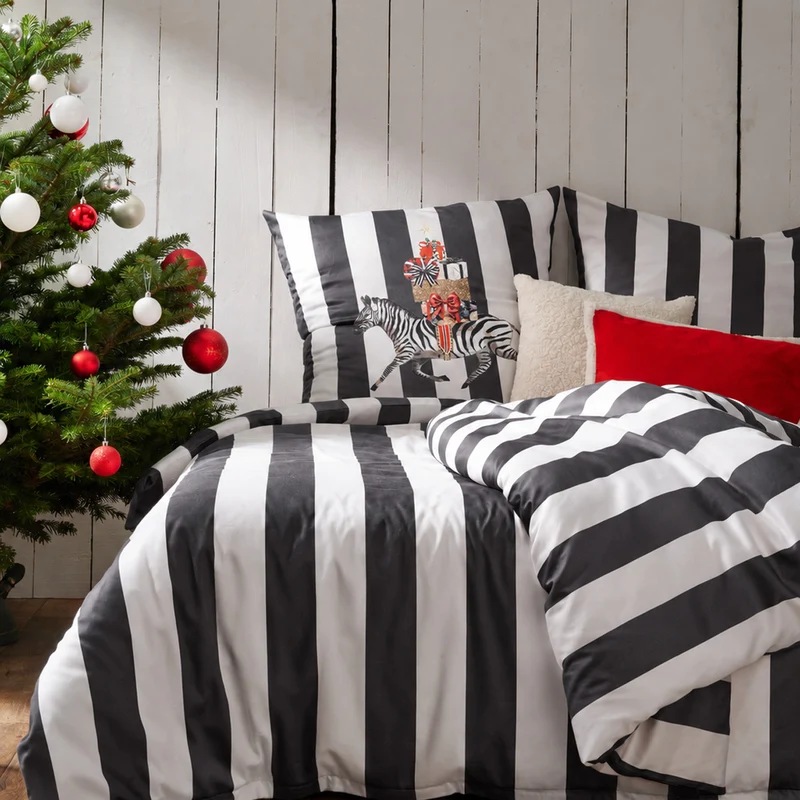 APELT Pepe Bettwäsche Baumwoll-Satin Streifendesign mit Weihnachtszebra & Geschenke-Aufbau