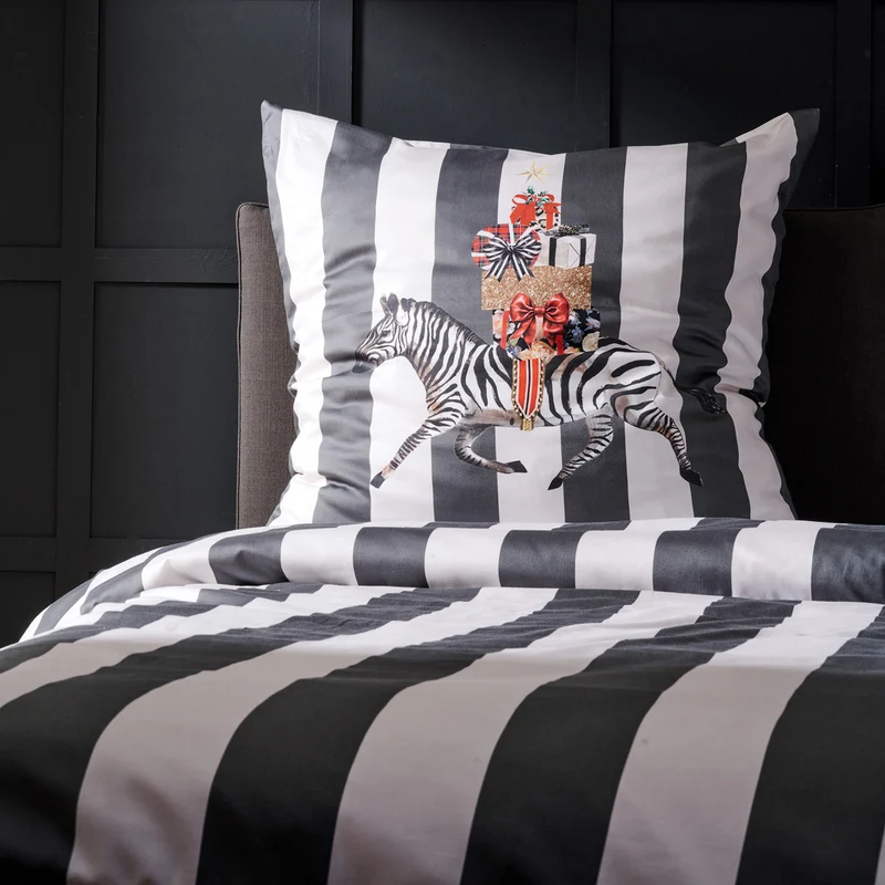 APELT Pepe Bettwäsche Baumwoll-Satin Streifendesign mit Weihnachtszebra & Geschenke-Aufbau