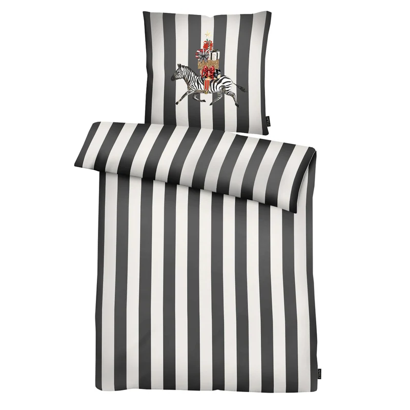 APELT Pepe Bettwäsche Baumwoll-Satin Streifendesign mit Weihnachtszebra & Geschenke-Aufbau