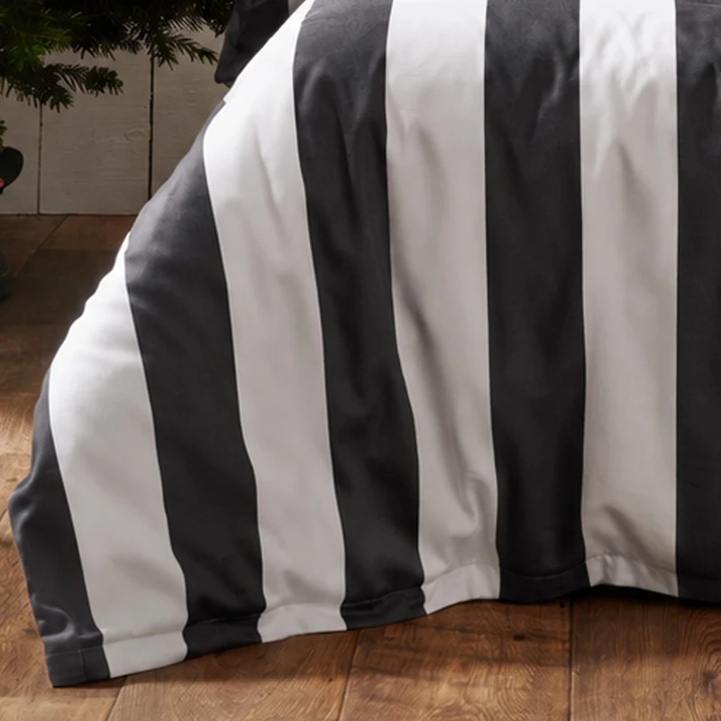 APELT Pepe Bettwäsche Baumwoll-Satin Streifendesign mit Weihnachtszebra & Geschenke-Aufbau