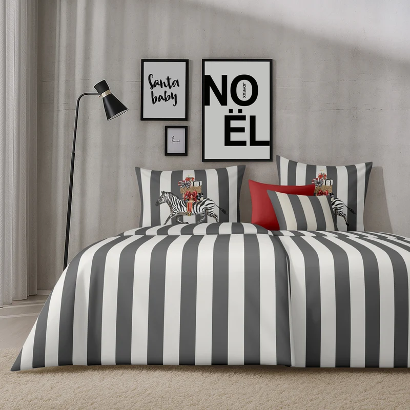 APELT Pepe Bettwäsche Baumwoll-Satin Streifendesign mit Weihnachtszebra & Geschenke-Aufbau