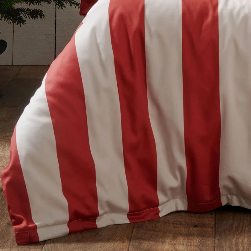 APELT Paul Bettwäsche Baumwoll-Satin Streifendesign mit Nikolaus ist auf dem Kopfkissen