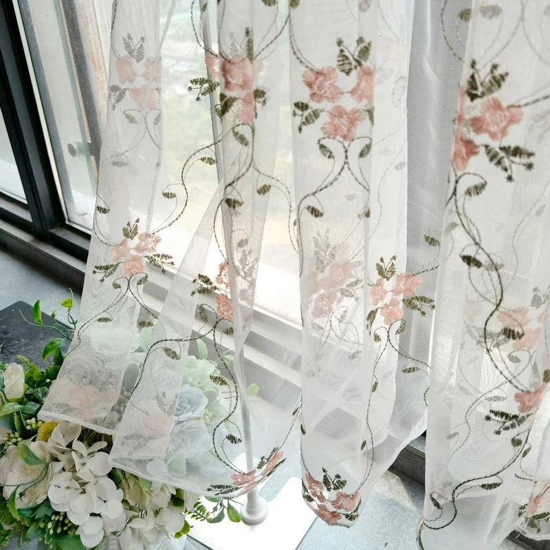 Scheibengardine im Landhausstil mit Blumen
