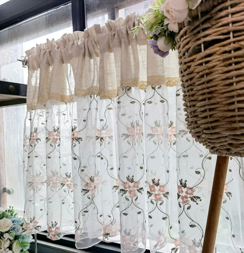 Scheibengardine im Landhausstil mit Blumen