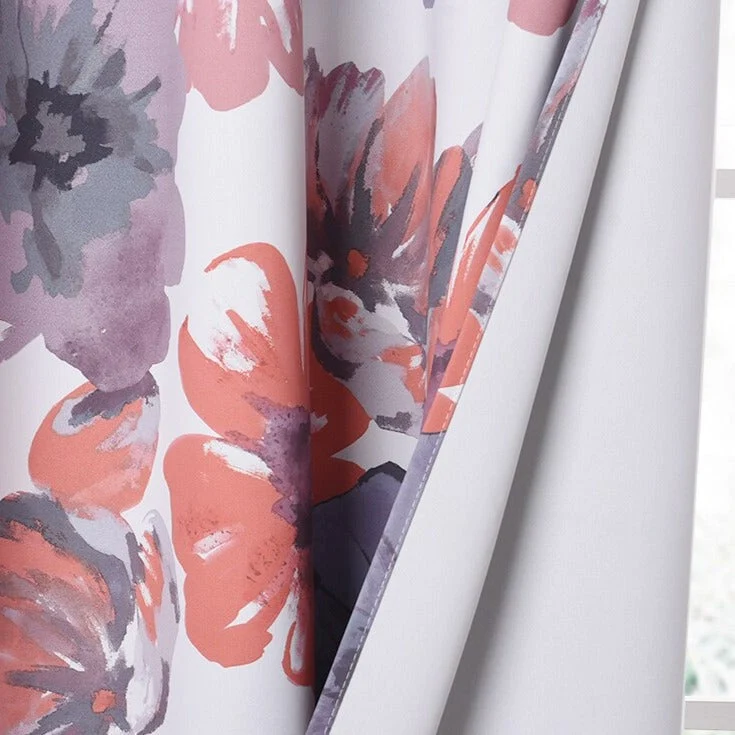 Vorhang mit buntem Blumenmuster