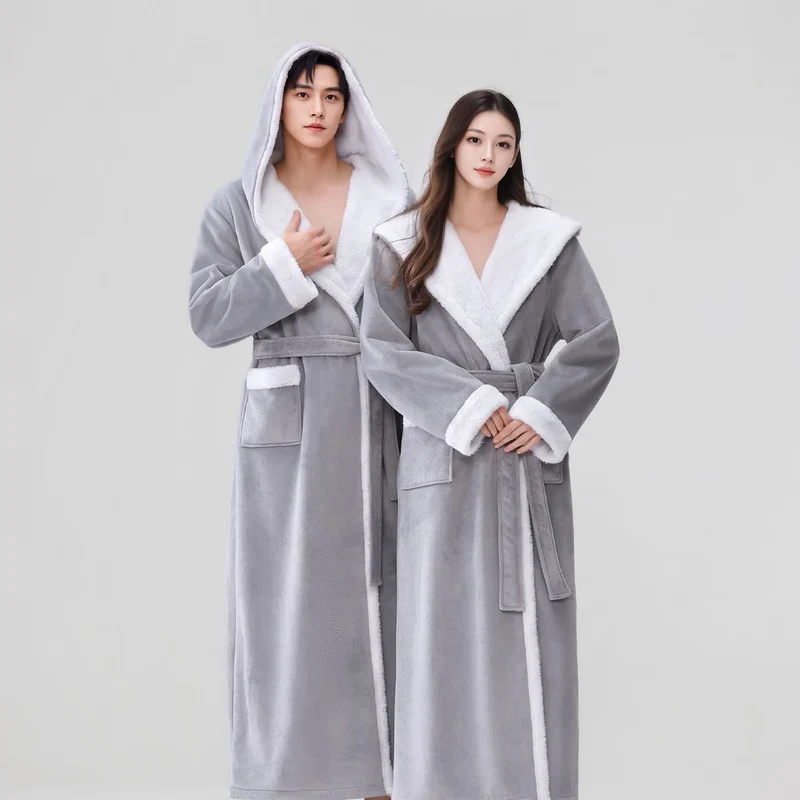 Kuscheliger langer Bademantel mit Kapuze und Sherpa-Fleece