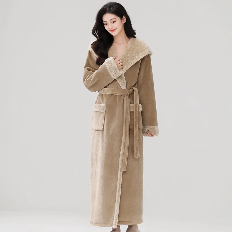 Kuscheliger langer Bademantel mit Kapuze und Sherpa-Fleece