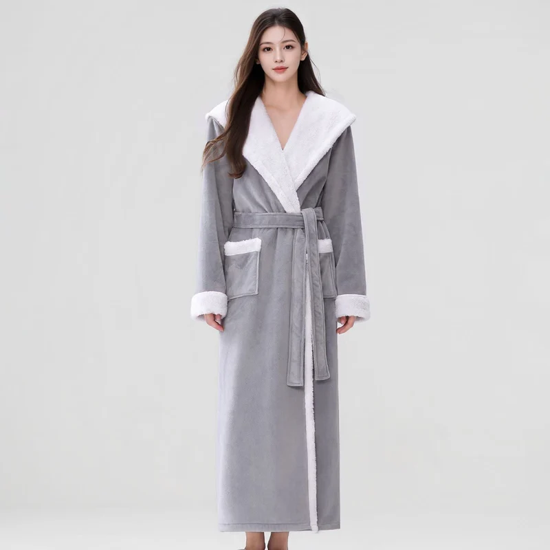 Kuscheliger langer Bademantel mit Kapuze und Sherpa-Fleece