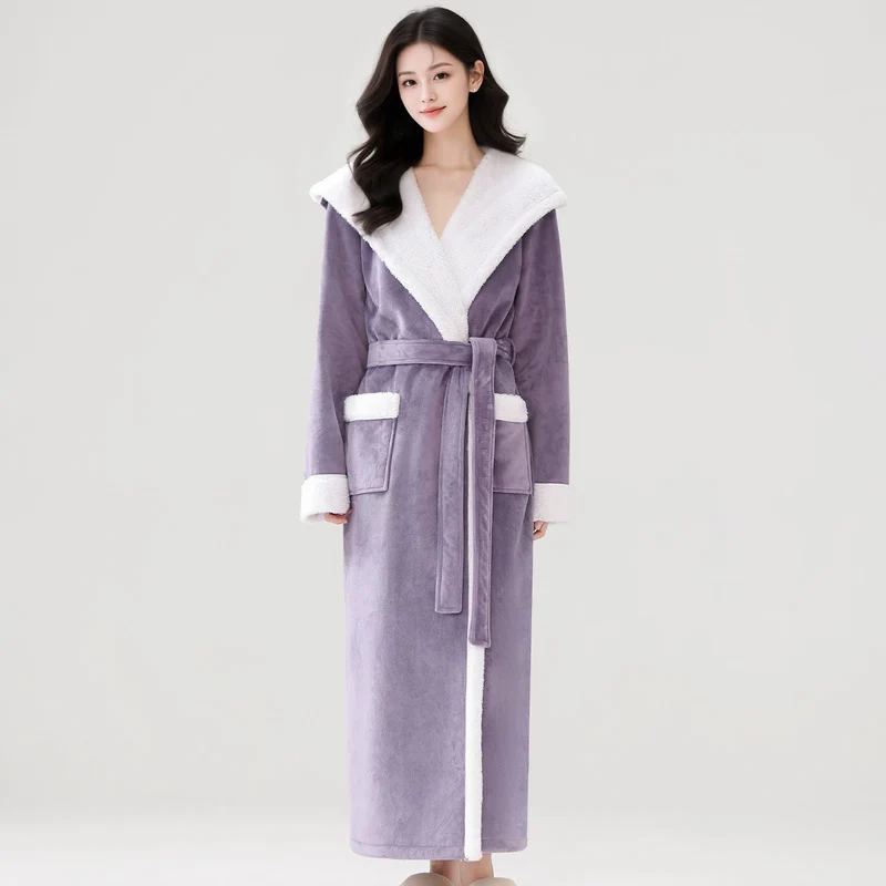 Kuscheliger langer Bademantel mit Kapuze und Sherpa-Fleece