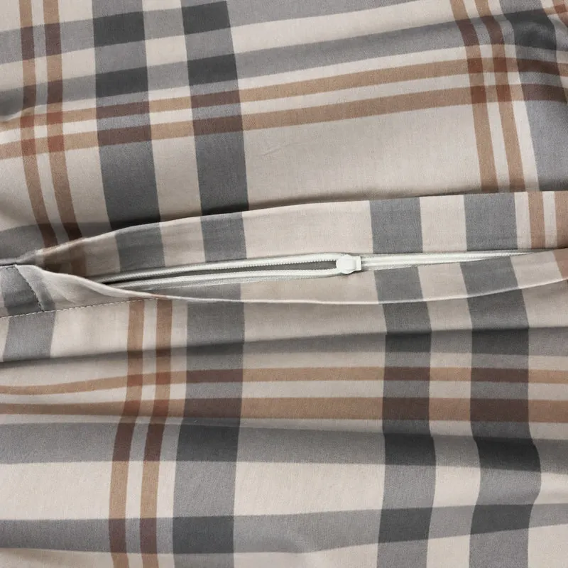APELT John Bettwäsche Baumwoll-Satin Karodesign mit topmodisch gekleideten Bärenpaar