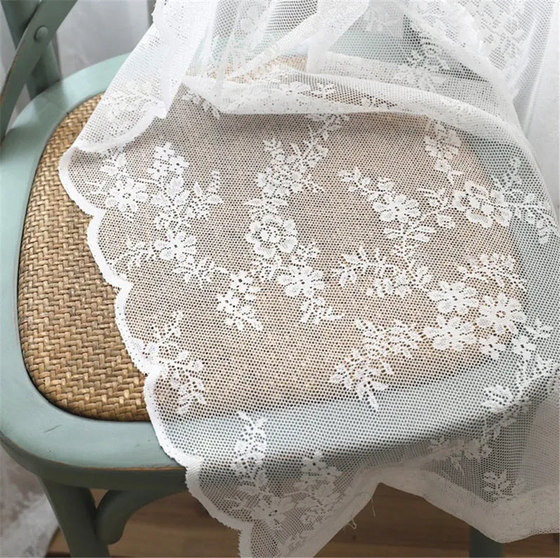 Romantischer Spitzenvorhang mit floralem Design