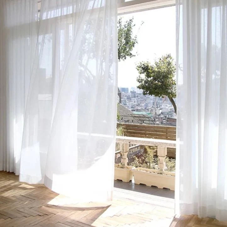 Transparente Gardine in natürlicher Leinenoptik