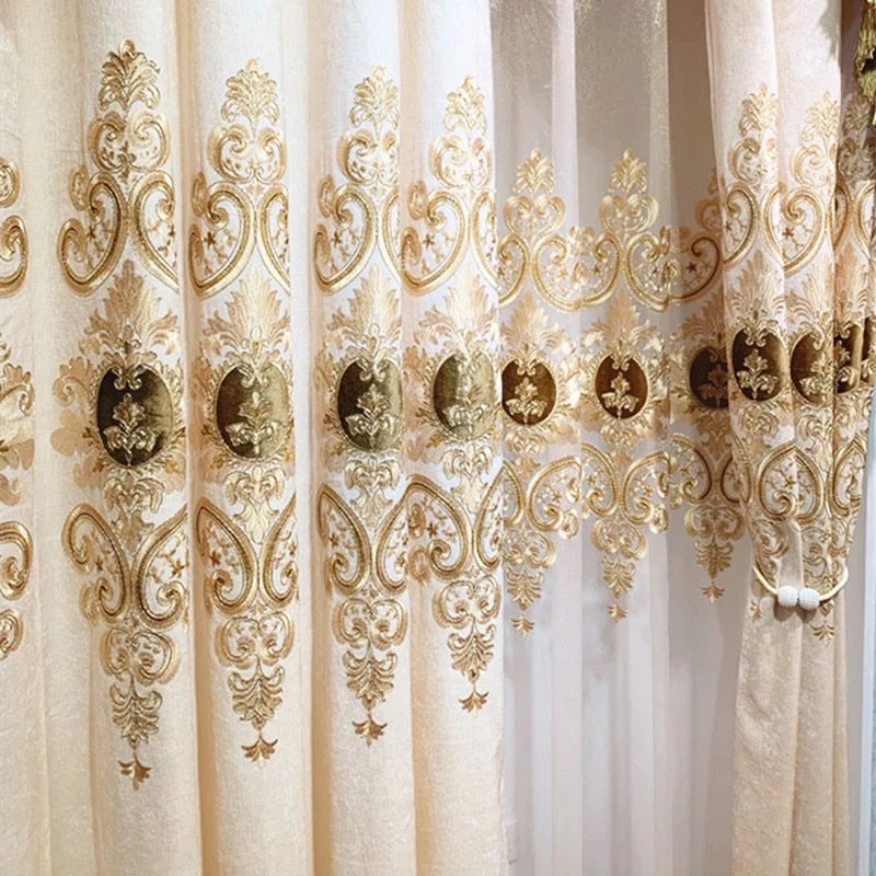 Klassischer Vorhang mit goldener Stickerei