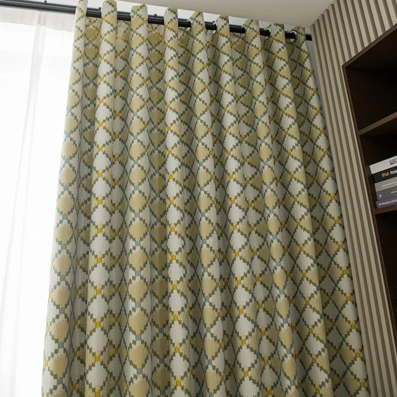 Skandinavischer Vorhang mit geometrischem Muster