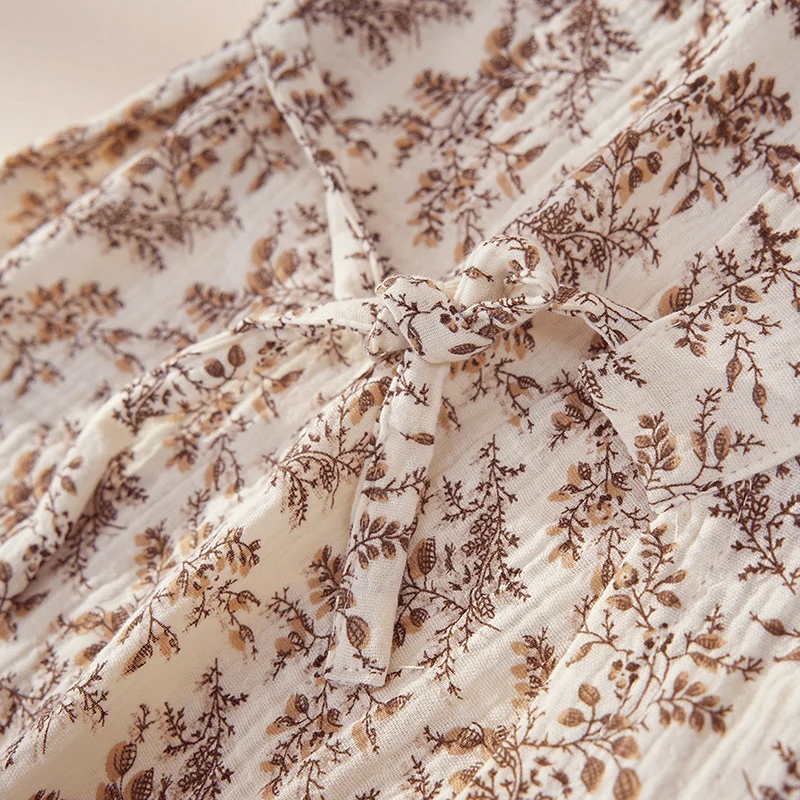Braunes Loungewear-Set aus Baumwolle mit zartem Blumenmuster